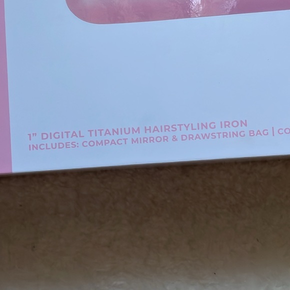 Chi x Barbie  NIB dream pink hairstyling iron with compact mirror and bag - Picture 3 of 4